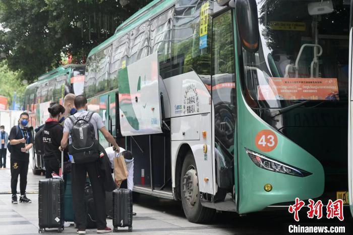 奥斯梅恩是蓝军目标 可能打破该队转会费纪录据《每日电讯报》 报道， 奥斯梅恩是切尔西冬窗头号的引援目标，他可能打破蓝军引入恩佐时创下的转会费纪录（1.068亿英镑）。